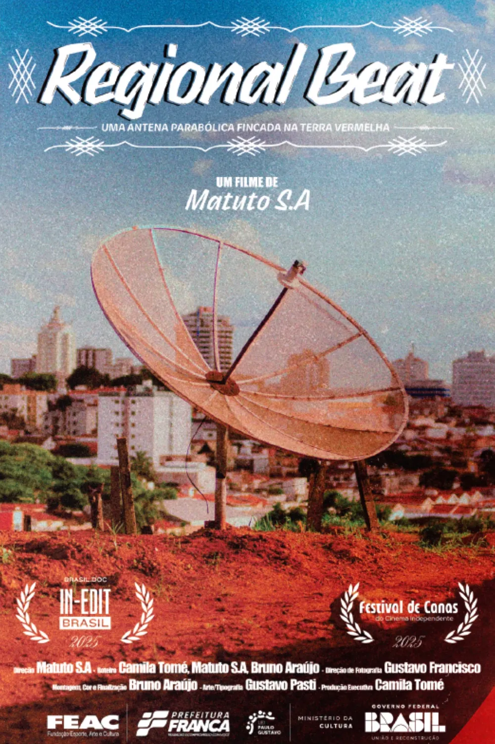 Cartaz do filme Regional Beat: antena parabólica sobre a terra vermelha, com a cidade ao fundo