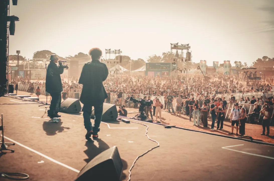 Matuto S.A e parceiro no palco do Festival João Rock diante de uma multidão